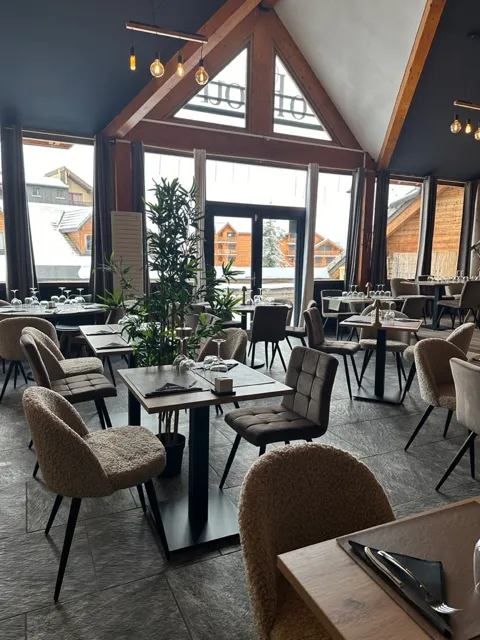 Salle lumineuse du restaurant O Patou