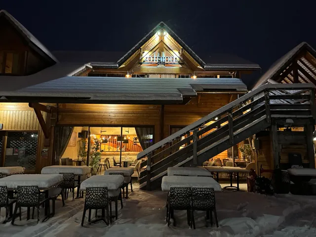 Façade enneigée du restaurant O Patou de nuit