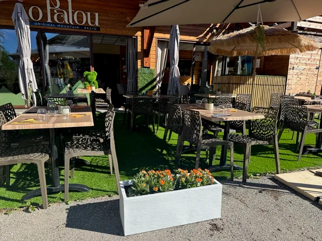 Terrasse ensoleillée du restaurant O Patou